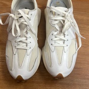 Like new New Balance 327 White/off white sneaker size 9